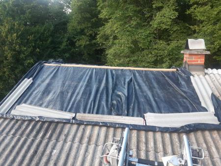 Gasilci so več razkritih objektov zaščitili s folijo